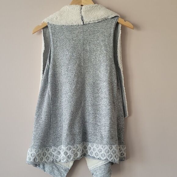 Altar'd State Sleeveless Shall  - Picture 4 of 6